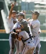 　第１０６回全国高校野球選手権大会決勝で関東第一を破って初優勝を果たし、喜ぶ京都国際ナイン＝２３日、甲子園球場