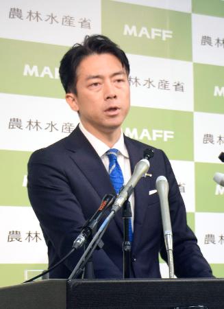 　閣議後に記者会見する小泉農相。政府備蓄米を５キロ当たり「２千円台で店頭に並ぶ形で出していく」と表明した＝２３日午前、農水省