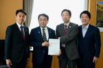 　赤沢防災庁設置準備相（中央左）に防災庁設置に関する要望書を手渡す熊本県の木村敬知事（同右）＝２日午前、内閣府