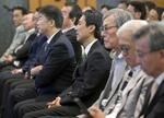 　静岡県知事選で大村慎一氏の落選が決まり、肩を落とす自民党の城内実・静岡県連会長（中央）ら支援者＝２６日夜、静岡市