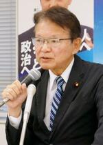 　記者会見する立憲民主党の長妻政調会長＝３０日、国会
