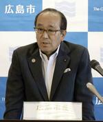 　広島市役所で記者会見する松井一実市長＝５日午後