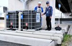 高架下に設置された雨水貯留タンク＝鳥取市宮長