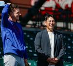 　米大リーグ、カブスのキャンプ地を訪れ、カウンセル監督（左）と談笑する野球日本代表の井端監督＝メサ（共同）