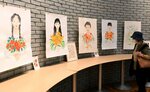 レトロモダンな雰囲気で描かれたイラストが並ぶ会場