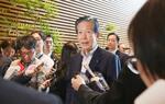 　記者団の取材に応じる公明党の山口代表＝５月３１日、首相官邸