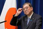 　記者会見で質問を聞く石破首相＝１日午前、首相官邸