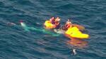 　海上で救助に当たる海保の救難士ら＝６日午後５時３０分ごろ（第７管区海上保安本部提供）
