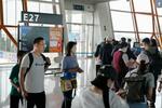 　労働節に伴う大型連休の初日、日本へ向かう旅行客などで混雑する北京首都国際空港＝１日（共同）