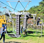 リフトのワイヤに座席を取り付ける作業員ら＝２３日、鳥取県大山町大山のだいせんホワイトリゾート