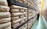 　政府備蓄米を保管している倉庫＝２月、埼玉県内