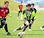 攻撃につながる守備を意識する永野（右）＝オールガイナーレＹＡＪＩＮスタジアム