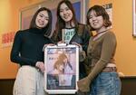 　長編映画「天使たち」の上映会に参加した監督の木村ナイマさん（中央）＝２０２４年１１月、福岡市