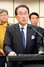 　５日、ジャカルタで記者団の取材に応じる岸田文雄前首相（共同）