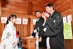 日本風の結婚式を希望し、羽織はかま姿で杯を交わす２人＝１日、名和町名和の名和神社