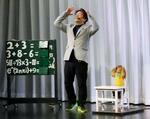 　頭を抱えるサルとトレーナー＝４月、栃木県日光市の「おさるランド＆アニタウン」