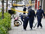 　人が飛び降り路上にいた人を巻き込んだとみられる大阪市北区の現場＝１９日午後０時５０分