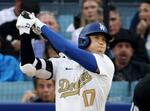 　タイガース戦の７回、２号ソロを放つドジャース・大谷＝ロサンゼルス（共同）