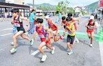 【悔しさ胸に】赤色のたすきをかけて繰り上げスタートをする７区のランナー＝三朝町大瀬 