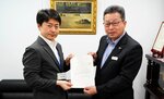 本城専務理事（右）に依頼文を手渡す松崎事務局長＝２０日、鳥取市富安１丁目の県中小企業団体中央会