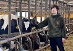 　牧場を経営する名徳知記さん＝北海道音威子府村