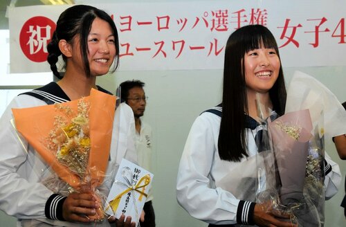 花束を手に笑顔を見せる森山さん（左）と林さん＝２２日、境港市新屋町の境港公共マリーナ
