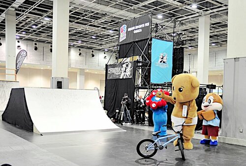 大阪・関西万博の公式キャラクター「ミャクミャク」や大阪府のマスコット「もずやん」らもアーバンスポーツに挑戦