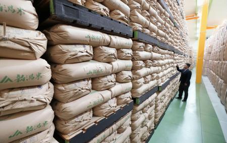 　政府備蓄米を保管している倉庫＝２月、埼玉県内