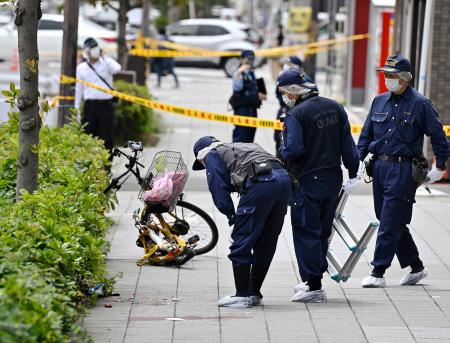　人が飛び降り路上にいた人を巻き込んだとみられる大阪市北区の現場＝１９日午後０時５０分