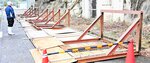 強風を受け道路上に倒れた仮設フェンス＝１３日、香美町香住区上計