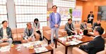 「旅行商品の幅を広げ、路線の活性化につなげたい」と視察の狙いを語る金代表（中央）＝１４日、境港市の米子鬼太郎空港