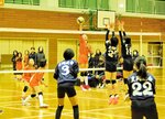 【互角の戦い】小学６年生以下の部の決勝、豊岡連合バズリーズ―神河ＪＶＣ戦。激しくスパイクを打ち合うなど互角の戦いを見せた＝２４日、新温泉町湯の健康公園体育館