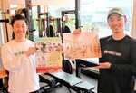 町民の健康増進と地域振興の拠点施設開設への協力を呼びかける田淵さん（右）＝香美町香住区七日市の「ＨＯＮＥＳＴ　ＢＯＤＹ」