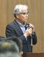 牛骨ラーメンの普及状況などについて述べる野坂県議＝１２日、米子市加茂町２丁目の米子商工会議所