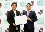 　日本財団と連携協定を締結したＪリーグの野々村芳和チェアマン（左）＝９日、東京都内