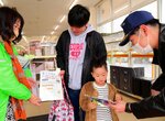 ちらしを受け取る買い物客