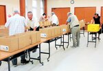 ふるさと小包の発送準備をする会員ら
