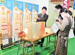 メーカーの担当者（左）から耐震等級の説明を受ける来場者