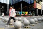 　商業施設の前に設置された、石でできた障害物＝２月、中国広東省広州市（共同）