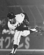 　デビューから１０連勝を飾った新人時代の巨人・堀内恒夫投手＝１９６６年７月、後楽園球場