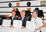 連携協定書に署名した３者（左から川夏会長、仲川代表、西村副町長）＝４日、新温泉町のまち歩き案内所「松籟庵」