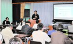 舞台芸術の視点から町の魅力の捉え方を紹介する杉山准教授＝８日、新温泉町諸寄の諸寄基幹集落センター