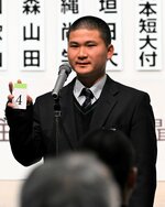 花巻東（岩手）と対戦するくじを引いた米子松蔭の惣郷主将＝大阪市北区の毎日新聞大阪本社オーバルホール