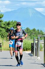 【一歩ずつ】大山を背に、一歩一歩足を進める選手