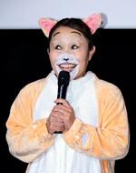 　猫耳と着ぐるみ姿でトークショーに登場したキンタロー。＝２２日、東京都新宿区