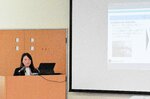 こども園の業務改善に向けた取り組みの成果を報告する桜井課長補佐＝３１日、琴浦町役場