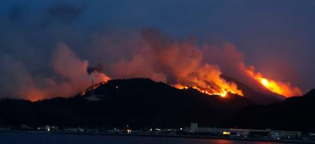 　岡山市南区で発生した山火事＝２３日午後６時４５分