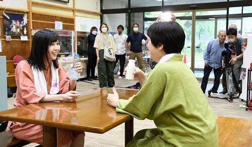 県内最後の撮影シーンに臨む中村さん（左）ら出演者＝２９日、倉吉市関金町関金宿の「せきがね湯命館」