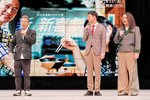 公演開催の経緯を話す寛平ＧＭ（左）の言葉を神妙に聞く佐藤（中央）と小西＝大阪市中央区、なんばグランド花月