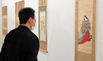 来館者の心を捉える広重の肉筆画＝３０日、米子市美術館